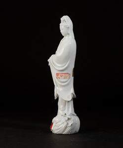 Figura di Guanyin con scroll in porcellana Blanc de Chine, Cina, XX secolo  - Asta Asian Art - Associazione Nazionale - Case d'Asta italiane
