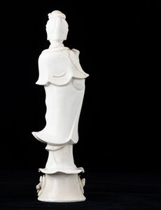 Figura di Guanyin in porcellana Blanc de Chine, Cina, XX secolo  - Asta Asian Art - Associazione Nazionale - Case d'Asta italiane