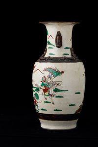 Vaso in porcellana con guerrieri e figure di draghetti a rilievo, Cina, Dinastia Qing, XIX secolo  - Asta Asian Art - Associazione Nazionale - Case d'Asta italiane