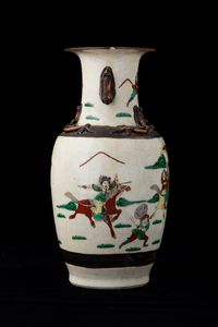 Vaso in porcellana con guerrieri e figure di draghetti a rilievo, Cina, Dinastia Qing, XIX secolo  - Asta Asian Art - Associazione Nazionale - Case d'Asta italiane