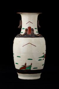 Vaso in porcellana con guerrieri e figure di draghetti a rilievo, Cina, Dinastia Qing, XIX secolo  - Asta Asian Art - Associazione Nazionale - Case d'Asta italiane