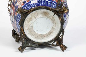 Cachepot in porcellana Imari con decori floreali e scene naturalistiche entro riserve, Giappone, periodo Meiji (1868-1912)  - Asta Asian Art - Associazione Nazionale - Case d'Asta italiane