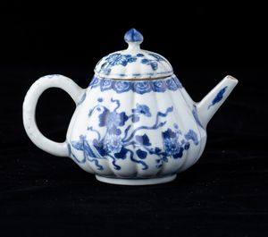 Teiera in porcellana bianca e blu con soggetti naturalistici e decori floreali, Cina, Dinastia Qing, epoca Kangxi (1662-1722)  - Asta Asian Art - Associazione Nazionale - Case d'Asta italiane