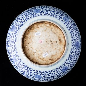 Piatto in porcellana bianca e blu con soggetto naturalistico centrale e decori floreali, Cina, Dinastia Qing, XIX secolo  - Asta Asian Art - Associazione Nazionale - Case d'Asta italiane