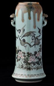 Vaso in porcellana con decoro di uccellini tra i rami su fondo Claire de Lune e piccole anse a foggia di Ling Zhi, Cina, XX secolo  - Asta Asian Art - Associazione Nazionale - Case d'Asta italiane