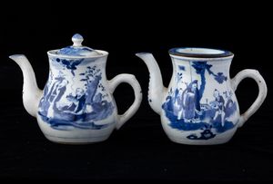 Due teiere in porcellana bianca e blu con raffigurazioni di saggi entro paesaggio, Cina, Dinastia Qing, epoca Kangxi (1736-1796)  - Asta Asian Art - Associazione Nazionale - Case d'Asta italiane