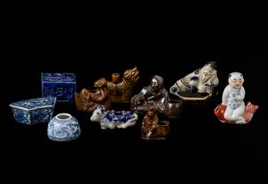 Collezione composta da dieci piccoli calamai in porcellana di forme diverse, Cina, Dinastia Qing, XIX secolo  - Asta Asian Art - Associazione Nazionale - Case d'Asta italiane