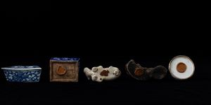 Collezione composta da dieci piccoli calamai in porcellana di forme diverse, Cina, Dinastia Qing, XIX secolo  - Asta Asian Art - Associazione Nazionale - Case d'Asta italiane