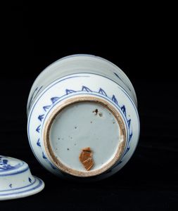 Vaso cilindrico con coperchio in porcellana bianca e blu con decoro naturalistico, Cina, Dinastia Qing, XIX secolo  - Asta Asian Art - Associazione Nazionale - Case d'Asta italiane