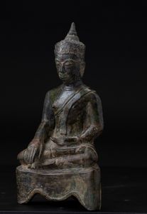 Figura di Buddha Sakyamuni seduta su piedistallo in bronzo, Thailandia, Ayutthaya, XIX secolo  - Asta Asian Art - Associazione Nazionale - Case d'Asta italiane