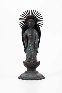 Figura di Buddha entro aura stante su fiore di loto a smalti cloisonn, Cina, XX secolo  - Asta Asian Art - Associazione Nazionale - Case d'Asta italiane