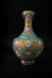 Vaso a bottiglia a smalti cloisonn� con decori a fiori di loto, Cina, Dinastia Qing, XIX secolo  - Asta Asian Art - Associazione Nazionale - Case d'Asta italiane