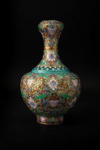 Vaso a bottiglia a smalti cloisonn� con decori a fiori di loto, Cina, Dinastia Qing, XIX secolo  - Asta Asian Art - Associazione Nazionale - Case d'Asta italiane