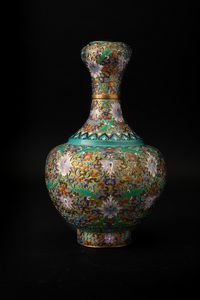 Vaso a bottiglia a smalti cloisonn� con decori a fiori di loto, Cina, Dinastia Qing, XIX secolo  - Asta Asian Art - Associazione Nazionale - Case d'Asta italiane