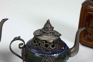 Lotto composto da due teiere cloisonn�, un vaso e un porta t�. Manifattura orientale, XX secolo  - Asta Asian Art - Associazione Nazionale - Case d'Asta italiane