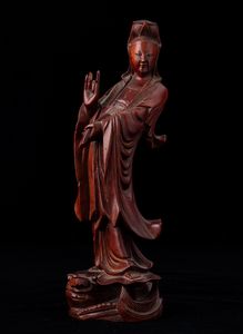 Figura in legno raffigurante Guanyin, Cina, XX secolo  - Asta Asian Art - Associazione Nazionale - Case d'Asta italiane