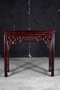 Consolle con sedia in legno con decori naturalistici, Cina, XX secolo  - Asta Asian Art - Associazione Nazionale - Case d'Asta italiane