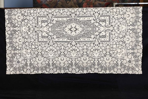 Tovaglia con 12 tovaglioli  - Asta Arredo per la tavola - Associazione Nazionale - Case d'Asta italiane