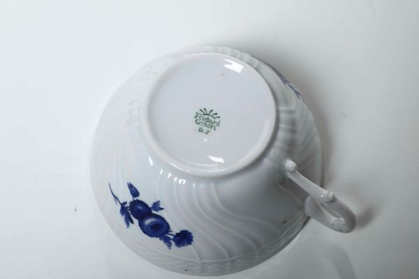 Sei tazze da t� con piattino<BR>Doccia, Manifattura Richard Ginori, XX secolo  - Asta Arredo per la tavola - Associazione Nazionale - Case d'Asta italiane