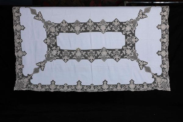 Tovaglia con 12 tovaglioli  - Asta Arredo per la tavola - Associazione Nazionale - Case d'Asta italiane