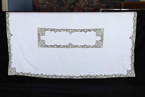 Tre tovaglie con tovaglioli  - Asta Arredo per la tavola - Associazione Nazionale - Case d'Asta italiane