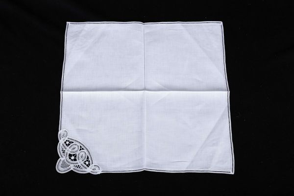 Tre tovaglie con tovaglioli  - Asta Arredo per la tavola - Associazione Nazionale - Case d'Asta italiane