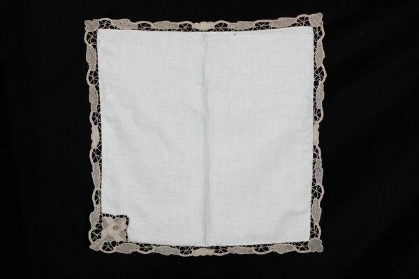 Tovaglia con 12 tovaglioli  - Asta Arredo per la tavola - Associazione Nazionale - Case d'Asta italiane