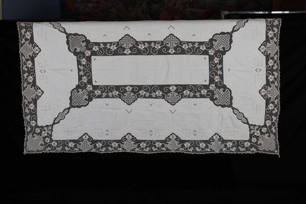 Tovaglia con 12 tovaglioli  - Asta Arredo per la tavola - Associazione Nazionale - Case d'Asta italiane