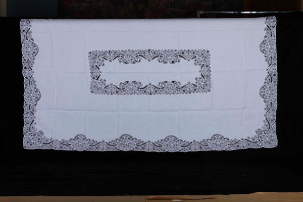 Tovaglia con 12 tovaglioli  - Asta Arredo per la tavola - Associazione Nazionale - Case d'Asta italiane