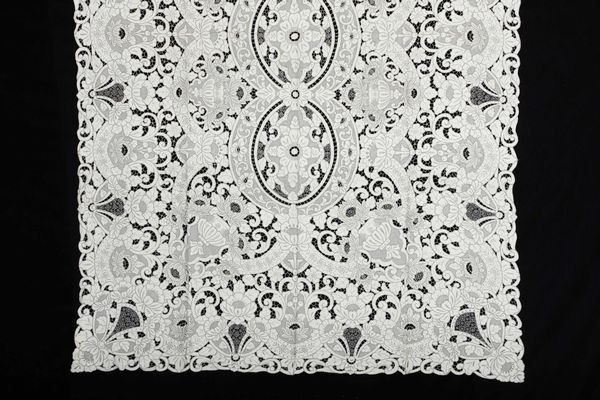 Tovaglia con 12 tovaglioli  - Asta Arredo per la tavola - Associazione Nazionale - Case d'Asta italiane