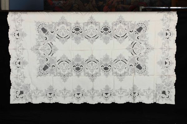 Tovaglia con 12 tovaglioli  - Asta Arredo per la tavola - Associazione Nazionale - Case d'Asta italiane