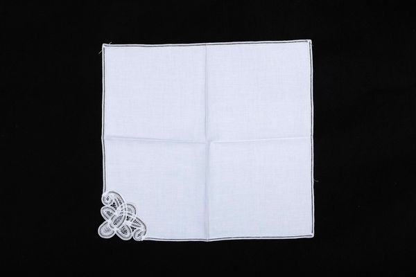 Tovaglia con 12 tovaglioli  - Asta Arredo per la tavola - Associazione Nazionale - Case d'Asta italiane