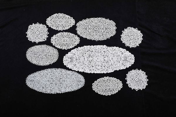 Dieci centrini ricamati al tombolo<BR>Italia, XX secolo  - Asta Arredo per la tavola - Associazione Nazionale - Case d'Asta italiane