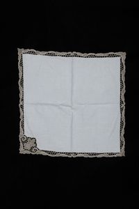 Tovaglia con 12 tovaglioli  - Asta Arredo per la tavola - Associazione Nazionale - Case d'Asta italiane