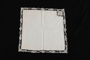 Tovaglia con 10 tovaglioli  - Asta Arredo per la tavola - Associazione Nazionale - Case d'Asta italiane