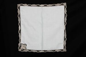 Tovaglia con 12 tovaglioli  - Asta Arredo per la tavola - Associazione Nazionale - Case d'Asta italiane