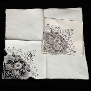 Tovaglia con dodici tovaglioli  - Asta Arredo per la tavola - Associazione Nazionale - Case d'Asta italiane