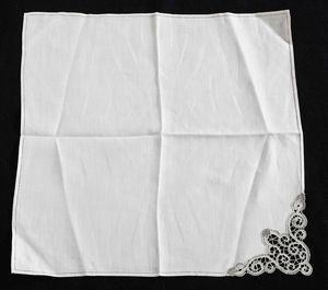 Tovaglia con 12 tovaglioli<BR>  - Asta Arredo per la tavola - Associazione Nazionale - Case d'Asta italiane