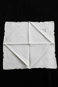 Tovaglia con 12 tovaglioli  - Asta Arredo per la tavola - Associazione Nazionale - Case d'Asta italiane