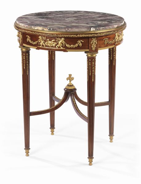 Piccolo tavolo in legno di mogano con rilievi in bronzo dorato  - Asta Importanti Dipinti e Arredi Antichi - Associazione Nazionale - Case d'Asta italiane