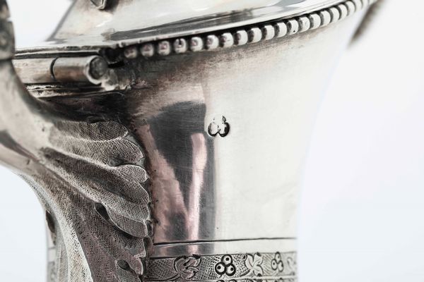 Versatoio. Argento fuso, sbalzato e cesellato. Vienna prima met� del XIX secolo. Marchi camerali e dell'argentiere consunti di difficile lettura  - Asta Dimore italiane - Associazione Nazionale - Case d'Asta italiane