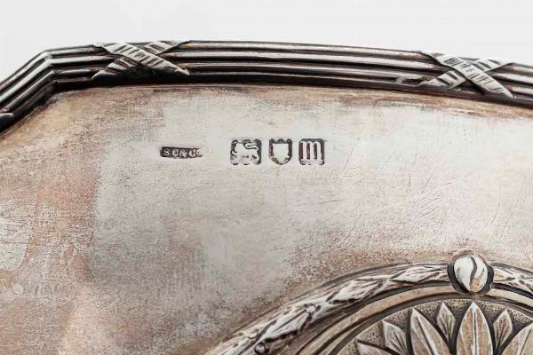 Bowl. Argento fuso, sbalzato e cesellato. Londra 1907. Argentiere SC & Co (non identificato)  - Asta Dimore italiane - Associazione Nazionale - Case d'Asta italiane