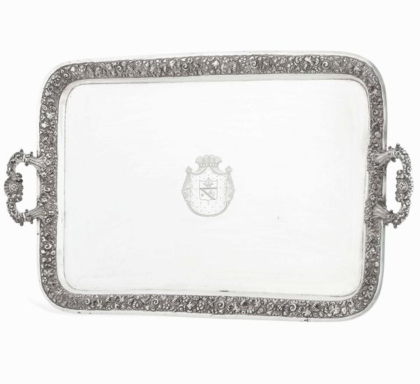 Grande vassoio. Argento fuso, sbalzato e cesellato. Napoli XIX secolo. Marchio del Maestro argentiere Gennaro Romanelli (parzialmente consunto)  - Asta Dimore italiane - Associazione Nazionale - Case d'Asta italiane