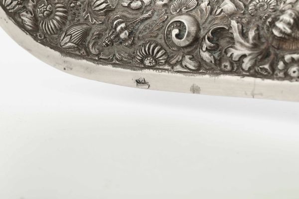 Grande vassoio. Argento fuso, sbalzato e cesellato. Napoli XIX secolo. Marchio del Maestro argentiere Gennaro Romanelli (parzialmente consunto)  - Asta Dimore italiane - Associazione Nazionale - Case d'Asta italiane