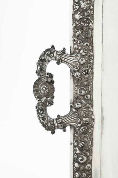 Grande vassoio. Argento fuso, sbalzato e cesellato. Napoli XIX secolo. Marchio del Maestro argentiere Gennaro Romanelli (parzialmente consunto)  - Asta Dimore italiane - Associazione Nazionale - Case d'Asta italiane