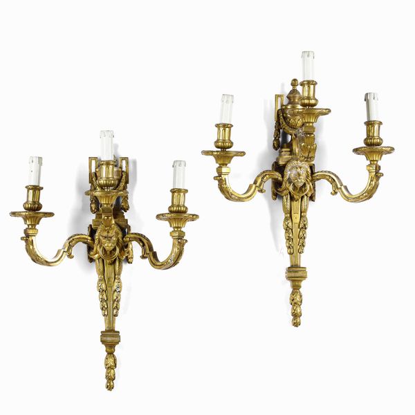 Coppia di appliques a tre luci in bronzo dorato. XIX-XX secolo  - Asta Dimore italiane - Associazione Nazionale - Case d'Asta italiane