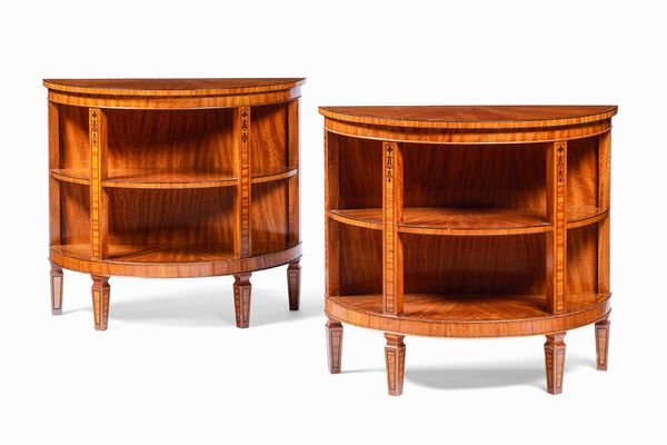 Coppia di etagere demilune lastronate. XX secolo  - Asta Dimore italiane - Associazione Nazionale - Case d'Asta italiane