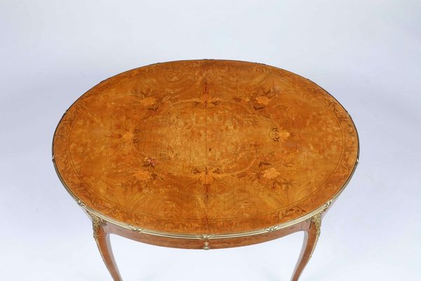 Tavolo ovale lastronato ed intarsiato in varie essenze. XIX secolo  - Asta Dimore italiane - Associazione Nazionale - Case d'Asta italiane