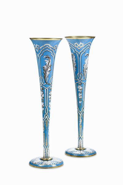 Coppia di vasi a tromba a sfondo celeste con decorazioni dorate. Manifattura degli inizi del XX secolo  - Asta Dimore italiane - Associazione Nazionale - Case d'Asta italiane