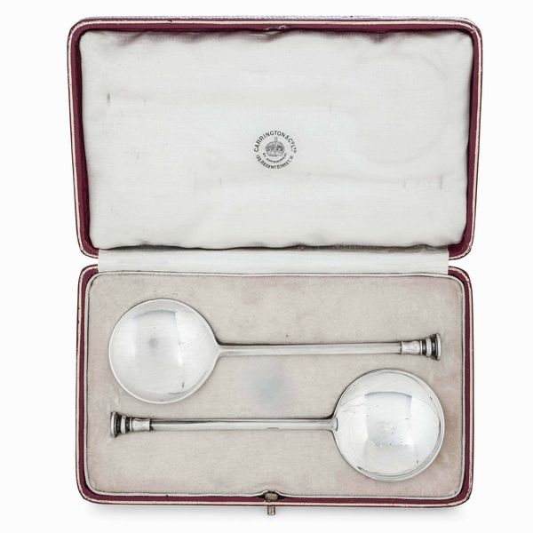 Coppia di cucchiai da cerimonia. Argento fuso e sagomato. Londra 1934, argentiere Carrington & Co.  - Asta Dimore italiane - Associazione Nazionale - Case d'Asta italiane